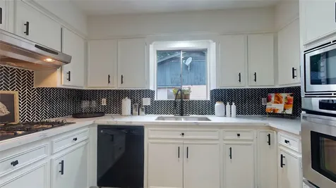 811 Devonport Lane Seabrook TX 77586