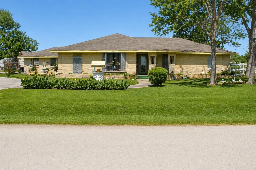 206 Riverside Street Highlands TX 77562