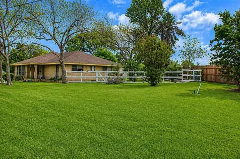 206 Riverside Street Highlands TX 77562