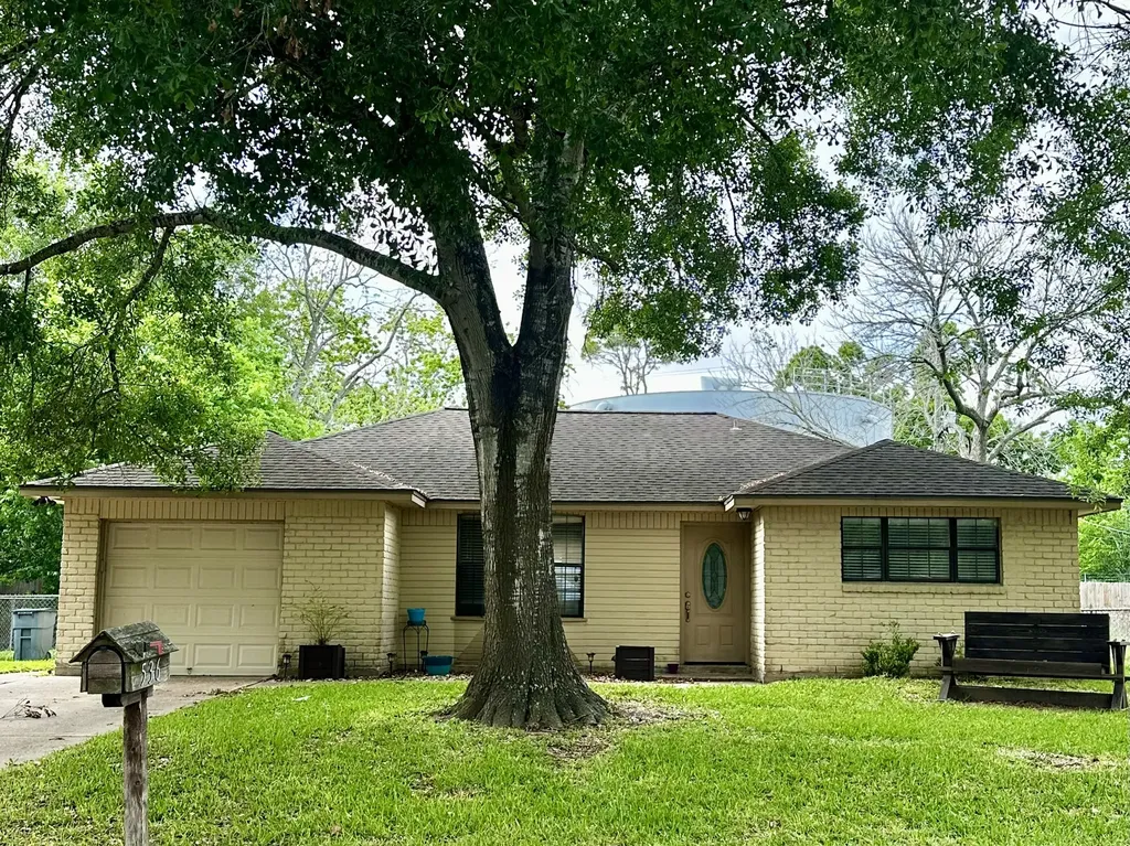 536 Castlelake Drive Friendswood TX 77546
