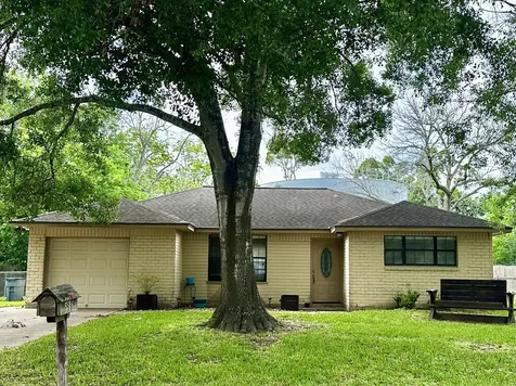 536 Castlelake Drive Friendswood TX 77546