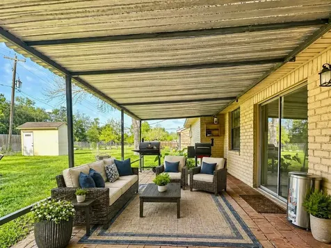 536 Castlelake Drive Friendswood TX 77546