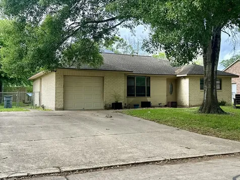 536 Castlelake Drive Friendswood TX 77546