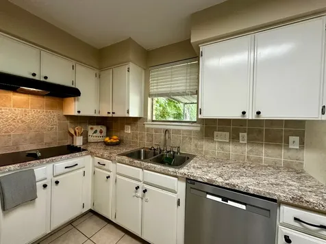 536 Castlelake Drive Friendswood TX 77546