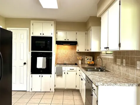 536 Castlelake Drive Friendswood TX 77546
