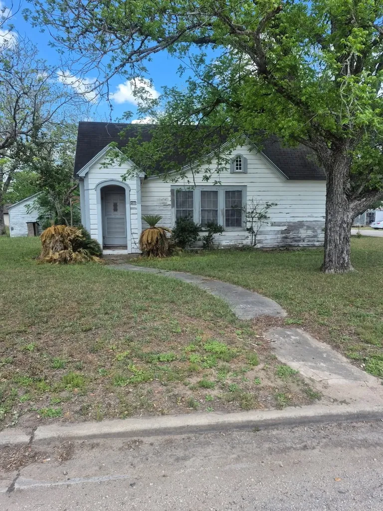 411 S Texana Street Hallettsville TX 77964