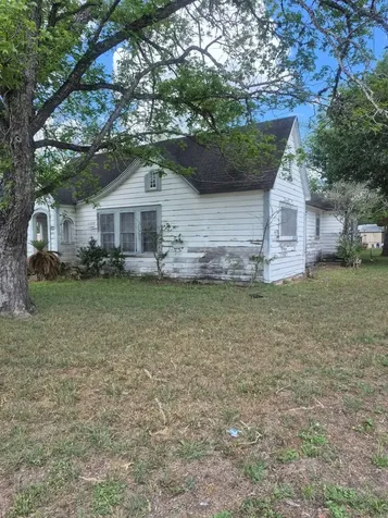 411 S Texana Street Hallettsville TX 77964