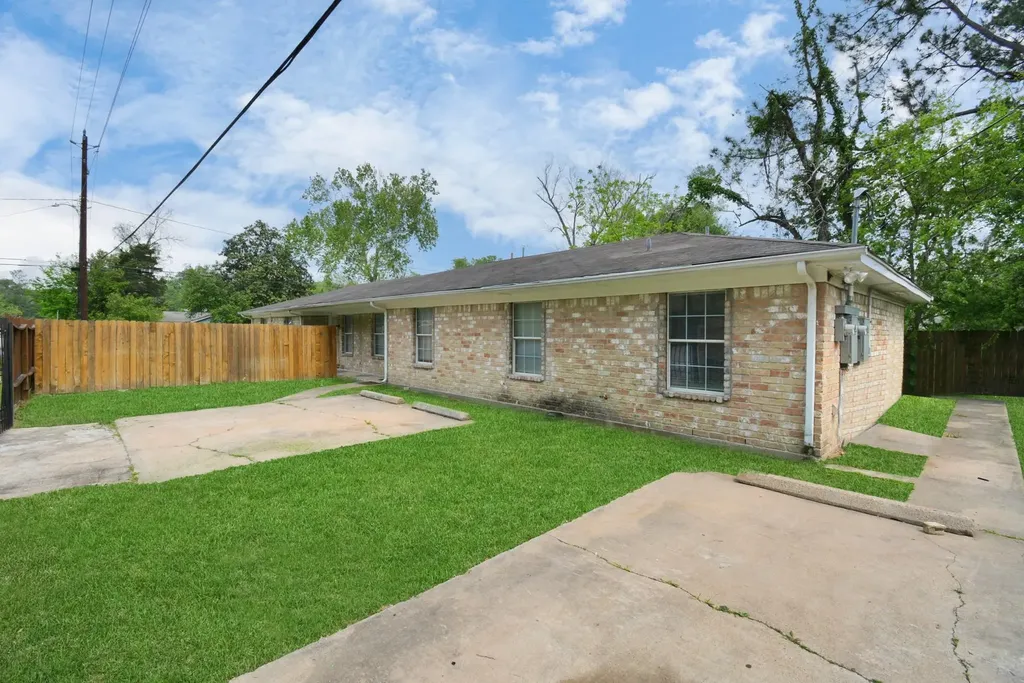 8622 Elbert Street B Houston TX 77028