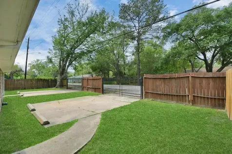 8622 Elbert Street B Houston TX 77028