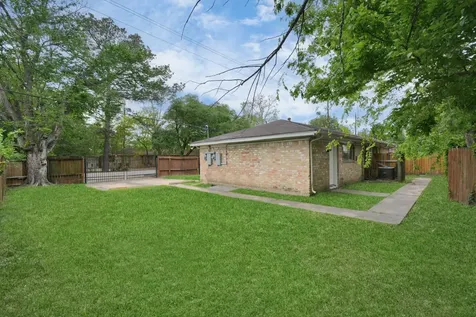 8622 Elbert Street B Houston TX 77028