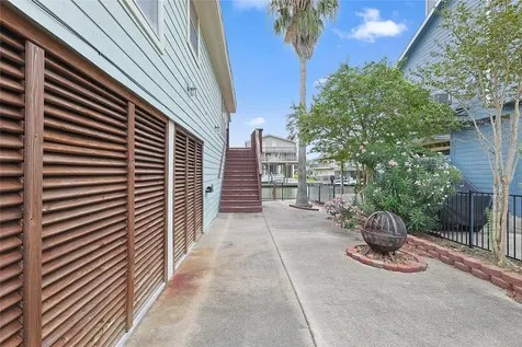 146 Tamana Drive Galveston TX 77554