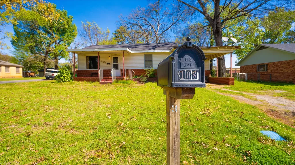 108 7th Street Palestine TX 75803