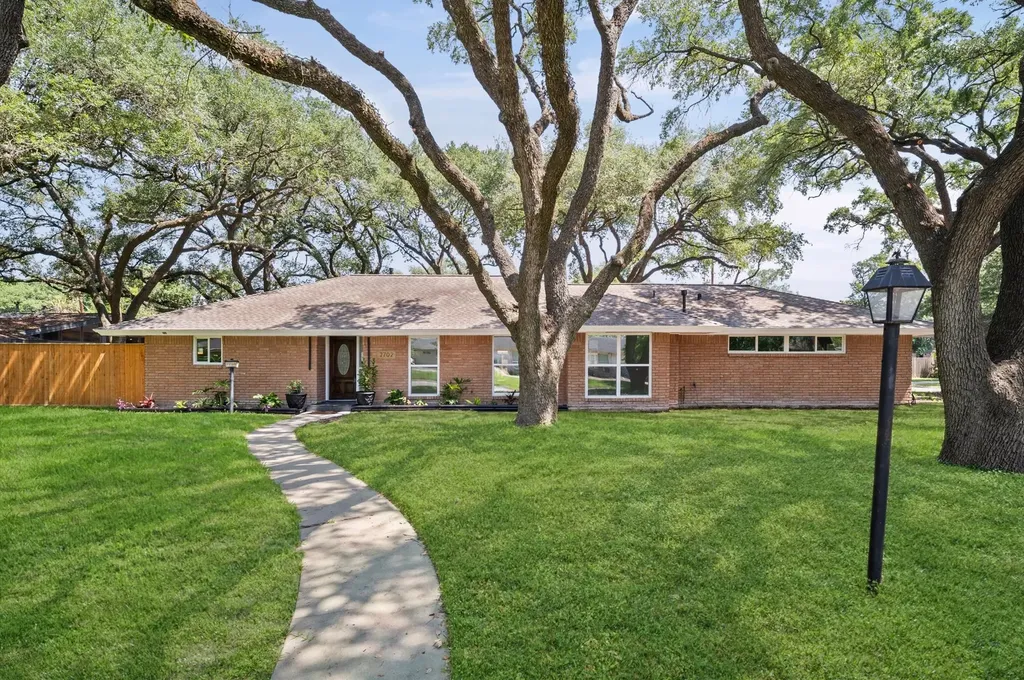7702 Nairn Street Houston TX 77074