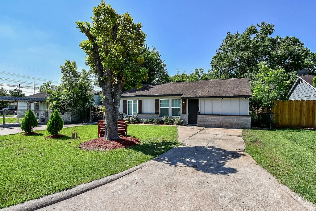 1303 W Ellaine Avenue Pasadena TX 77506