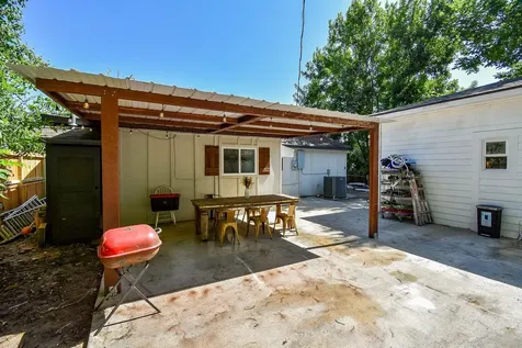 1303 W Ellaine Avenue Pasadena TX 77506