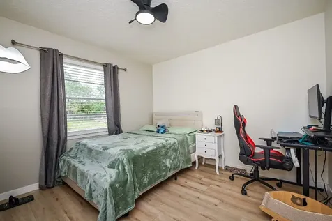 4827 Knotty Oaks Trail Houston TX 77045