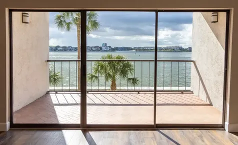 401 Lakeside Lane 111 Nassau Bay TX 77058