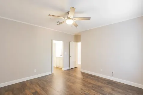 401 Lakeside Lane 111 Nassau Bay TX 77058