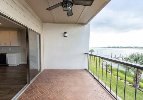 401 Lakeside Lane 111 Nassau Bay TX 77058