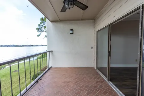 401 Lakeside Lane 111 Nassau Bay TX 77058