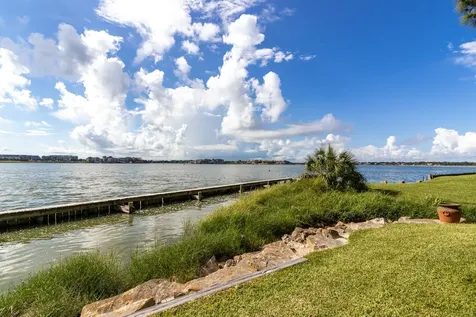 401 Lakeside Lane 111 Nassau Bay TX 77058
