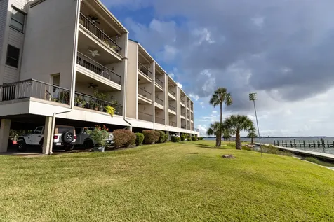 401 Lakeside Lane 111 Nassau Bay TX 77058
