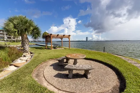 401 Lakeside Lane 111 Nassau Bay TX 77058