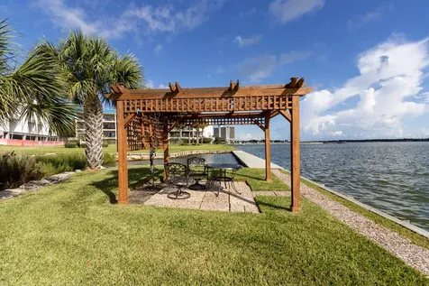 401 Lakeside Lane 111 Nassau Bay TX 77058