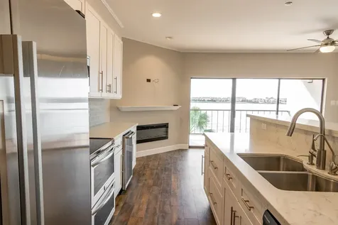 401 Lakeside Lane 111 Nassau Bay TX 77058