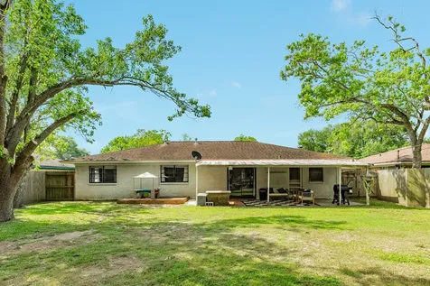 621 Southside Drive Angleton TX 77515