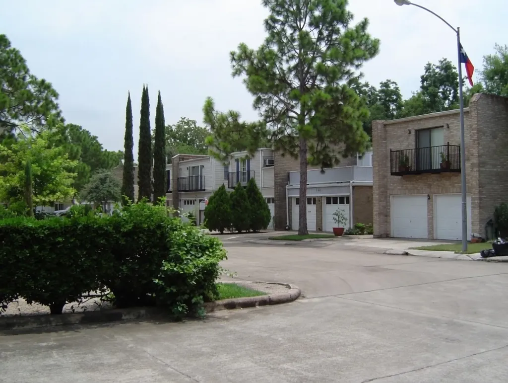 18 Townhouse Court Bellaire TX 77401
