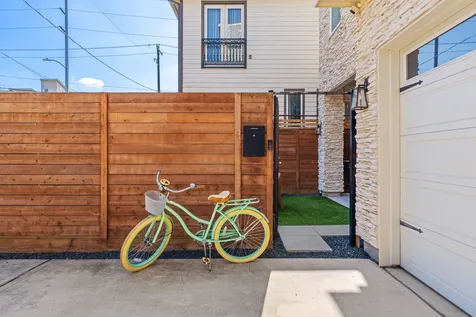 807 Nicholson Street Houston TX 77007