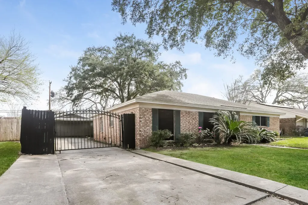 12115 Hillcroft Street Houston TX 77035