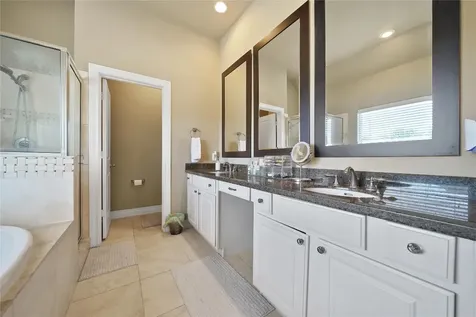 1113 Sherwood Trails Houston TX 77043