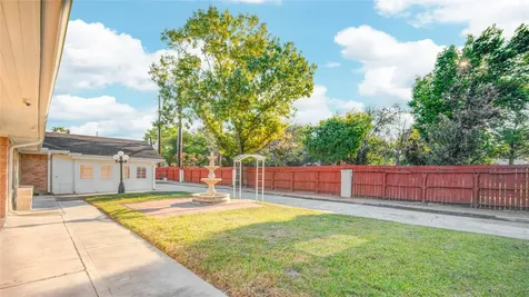 902 Ashford Parkway Houston TX 77077