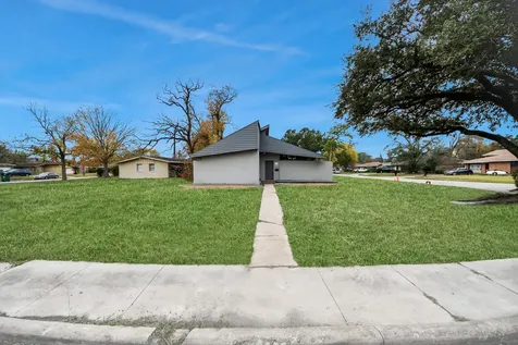 2626 Knotty Oaks Trail Houston TX 77045