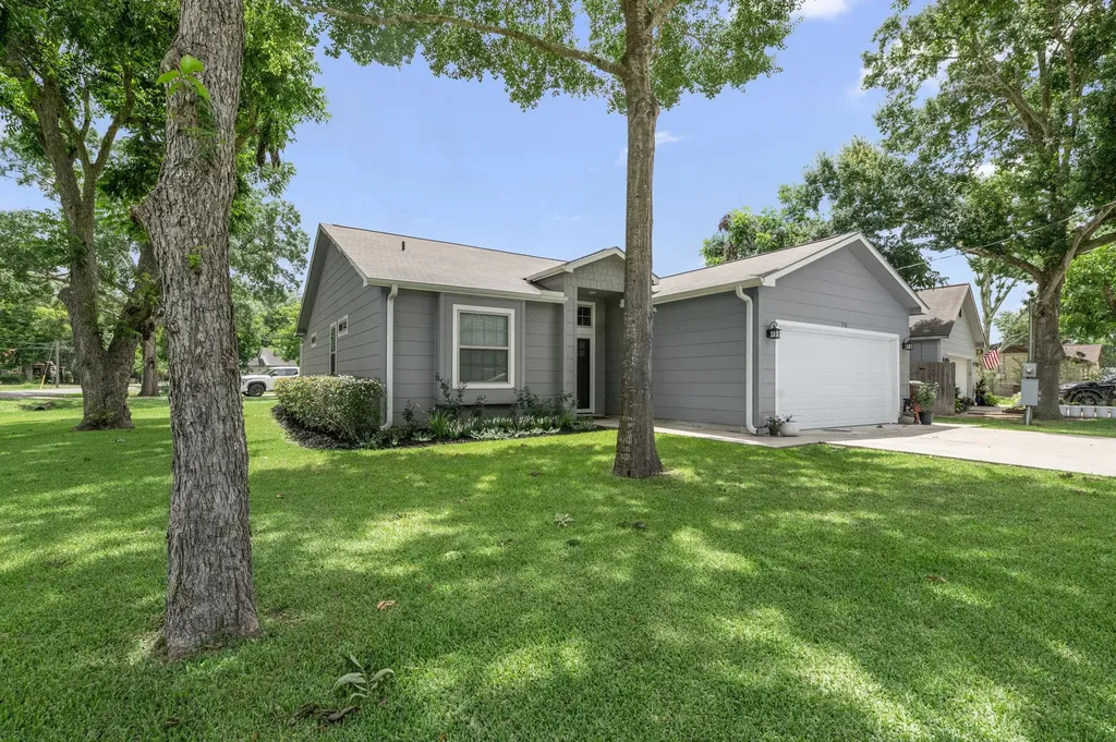 118 N Urbanec Street East Bernard TX 77435