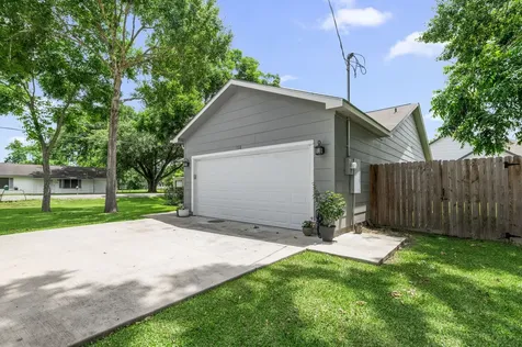 118 N Urbanec Street East Bernard TX 77435