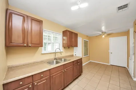 5202 Pensdale Street Houston TX 77033