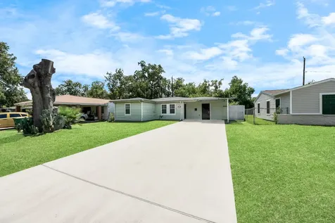 5202 Pensdale Street Houston TX 77033
