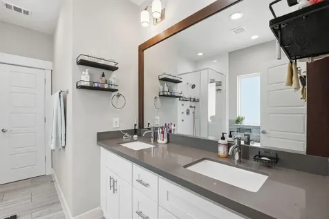 2057 Sherwood Forest Street Houston TX 77043