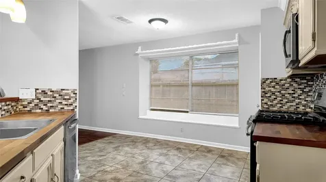830 S 6th Street La Porte TX 77571