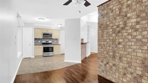 830 S 6th Street La Porte TX 77571