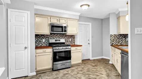 830 S 6th Street La Porte TX 77571