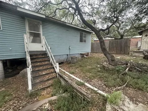 855 15th W Lakehills TX 78063