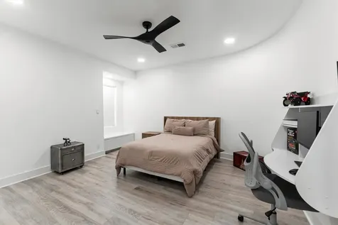 1 E Wedgewood Glen The Woodlands TX 77381