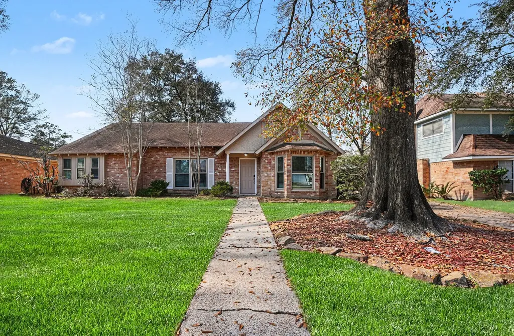2067 SE Shadow Rock Drive Houston TX 77339