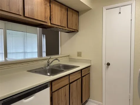 1516 Bay Area Boulevard Q-8 Houston TX 77058