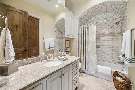 107 Willowend Drive Hunters Creek Village TX 77024