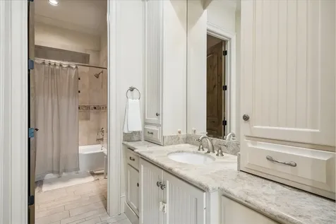 107 Willowend Drive Hunters Creek Village TX 77024